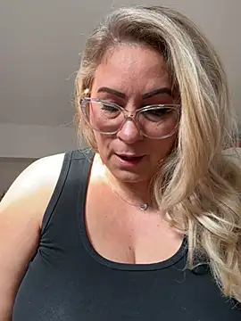 Snapshot of x_elena_x chatting on 02.24.25 x elena x online show from 02.24.25