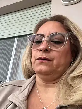 Snapshot of x_elena_x chatting on 02.25.25 x elena x online show from 02.25.25