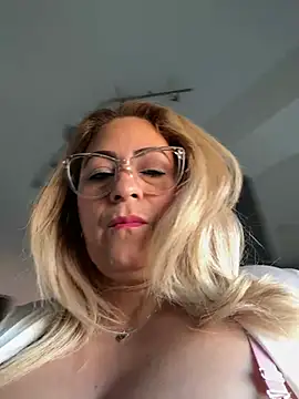 Snapshot of x_elena_x chatting on 02.27.25 x elena x online show from 02.27.25