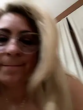 Snapshot of x_elena_x chatting on 03.10.25 x elena x online show from 03.10.25