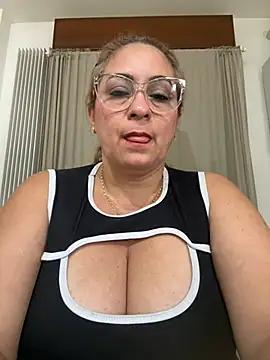 Snapshot of x_elena_x chatting on 03.11.25 x elena x online show from 03.11.25