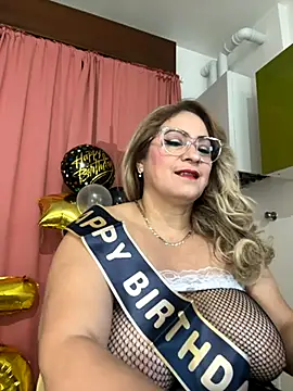 Snapshot of x_elena_x chatting on 11.22.25 x elena x online show from 11.22.25