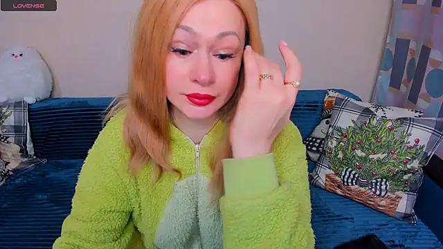 Snapshot of EllenMoore chatting on 02.08.26 EllenMoore online show from 02.08.26