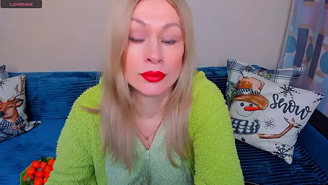 Snapshot of EllenMoore chatting on 03.02.26 EllenMoore online show from 03.02.26