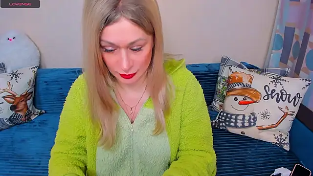 Snapshot of EllenMoore chatting on 03.03.26 EllenMoore online show from 03.03.26