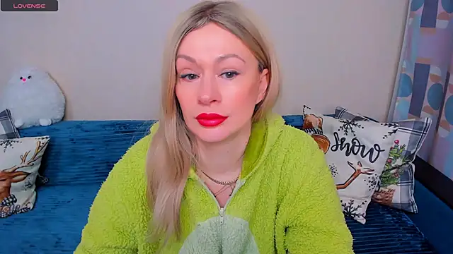 Snapshot of EllenMoore chatting on 03.04.26 EllenMoore online show from 03.04.26