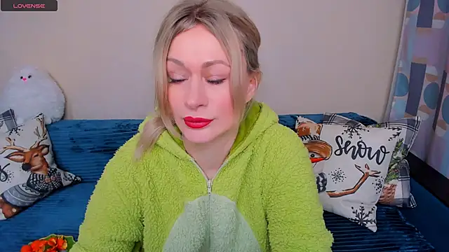 Snapshot of EllenMoore chatting on 03.05.26 EllenMoore online show from 03.05.26