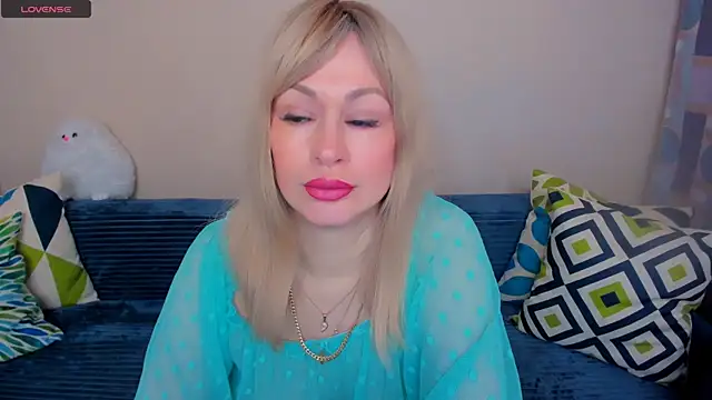 Snapshot of EllenMoore chatting on 05.02.26 EllenMoore online show from 05.02.26
