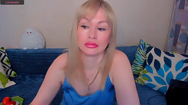 Snapshot of EllenMoore chatting on 05.20.26 EllenMoore online show from 05.20.26