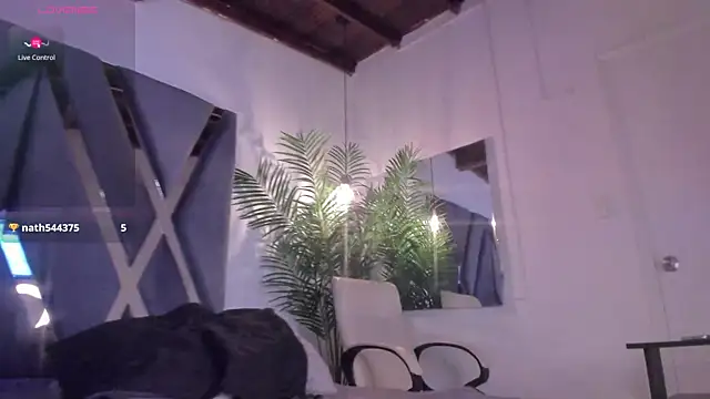 Snapshot of alessandra_wells chatting on 04.10.26 alessandra wells online show from 04.10.26