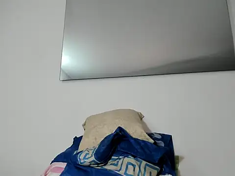 Snapshot of foxy-porn1 chatting on 02.15.25 foxy-porn1 online show from 02.15.25