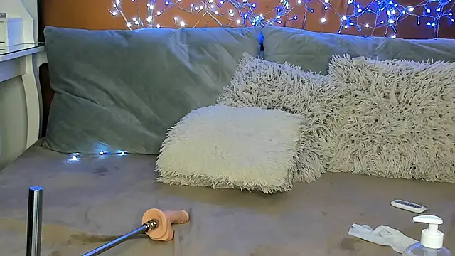 MiaBeeXX online show from 02.28.25