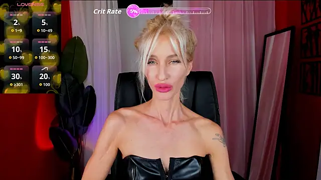 Snapshot of CindySw chatting on 10.18.25 CindySw online show from 10.18.25