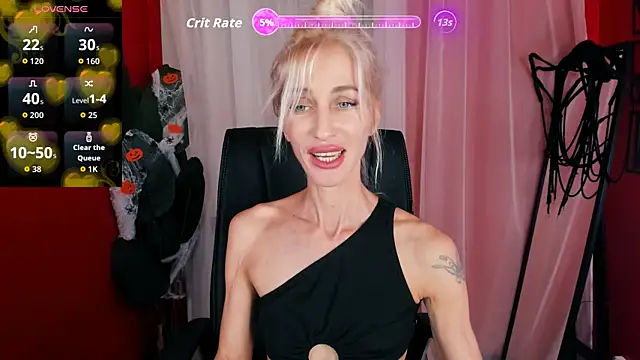 Snapshot of CindySw chatting on 10.27.25 CindySw online show from 10.27.25