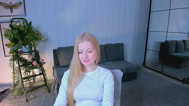 Snapshot of Laly_Peach chatting on 02.24.25 Laly Peach online show from 02.24.25