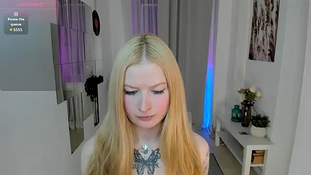 Snapshot of Laly_Peach chatting on 09.20.25 Laly Peach online show from 09.20.25