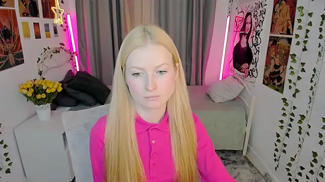 Snapshot of Laly_Peach chatting on 10.19.25 Laly Peach online show from 10.19.25