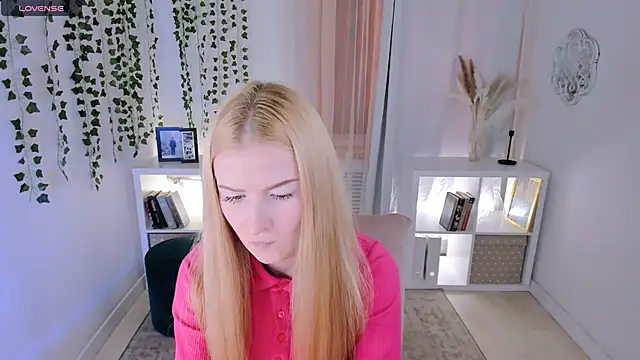 Snapshot of Laly_Peach chatting on 11.22.25 Laly Peach online show from 11.22.25