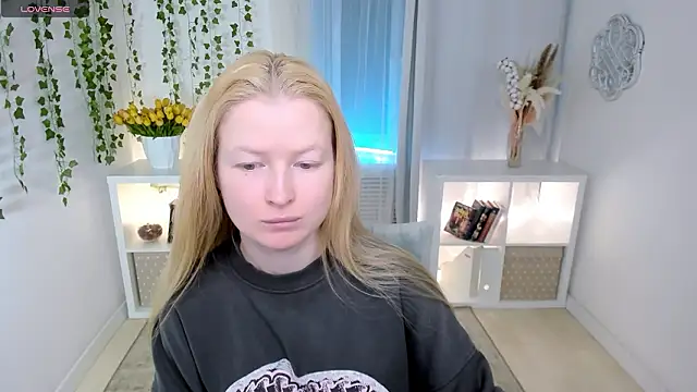 Laly Peach online show from 03.21.26