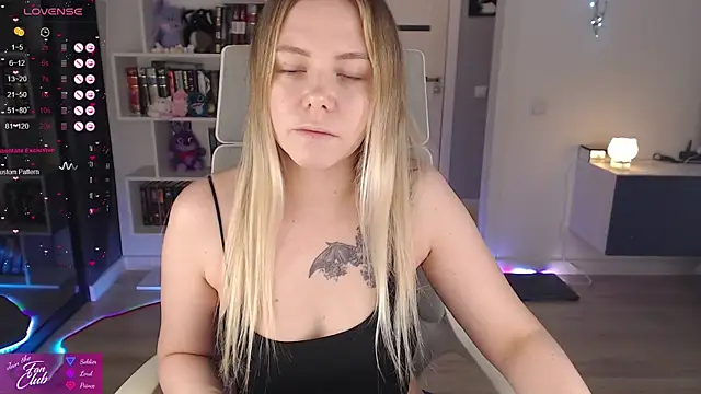 Snapshot of Emma_Bryan chatting on 11.28.25 Emma Bryan online show from 11.28.25