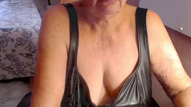 Snapshot of GrannyChrissy68 chatting on 01.30.25 GrannyChrissy68 online show from 01.30.25