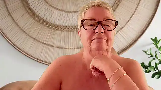 GrannyChrissy68 online show from 04.15.26
