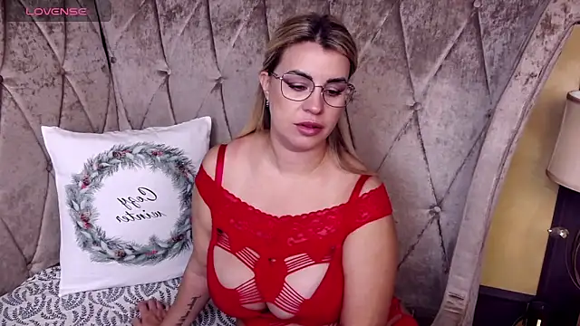 Snapshot of BustyGizelle chatting on 11.10.25 BustyGizelle online show from 11.10.25