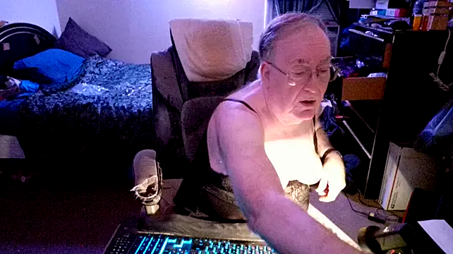 Snapshot of Toastir chatting on 12.12.24 Toastir online show from 12.12.24