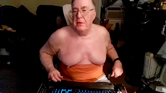 Snapshot of Toastir chatting on 09.27.25 Toastir online show from 09.27.25