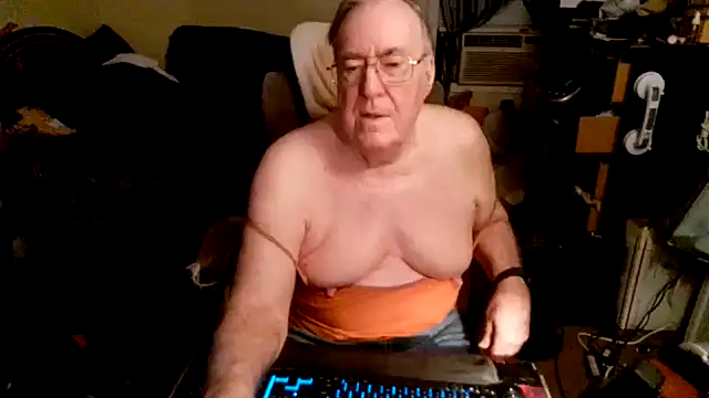 Snapshot of Toastir chatting on 10.12.25 Toastir online show from 10.12.25