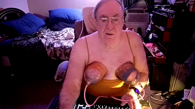 Snapshot of Toastir chatting on 12.01.25 Toastir online show from 12.01.25