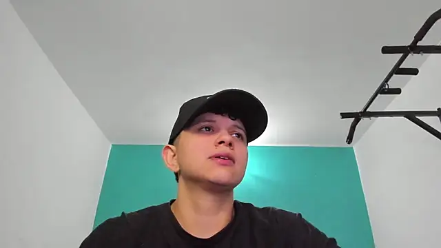 Snapshot of alex-queen- chatting on 11.15.25 alex-queen- online show from 11.15.25