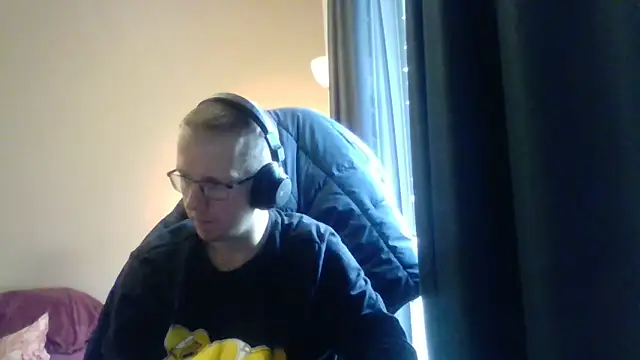 Snapshot of David250692 chatting on 10.29.25 David250692 online show from 10.29.25