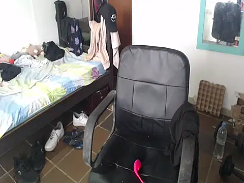 Snapshot of alisterxxx chatting on 12.04.25 alisterxxx online show from 12.04.25