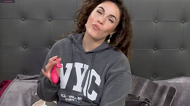 Clara-xoxo online show from 12.30.24