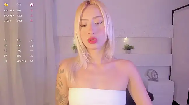 Snapshot of AshleyRoys chatting on 12.23.24 AshleyRoys online show from 12.23.24