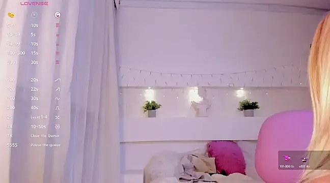 Snapshot of AshleyRoys chatting on 01.05.25 AshleyRoys online show from 01.05.25