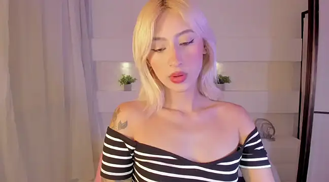 Snapshot of AshleyRoys chatting on 02.06.25 AshleyRoys online show from 02.06.25