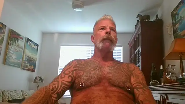Snapshot of njdbear chatting on 11.01.25 njdbear online show from 11.01.25