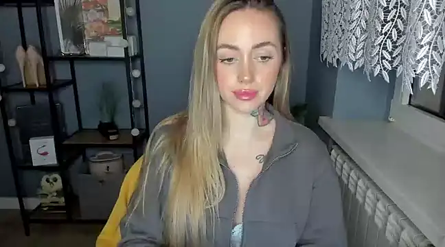 Snapshot of sexyCoralie chatting on 01.05.25 sexyCoralie online show from 01.05.25