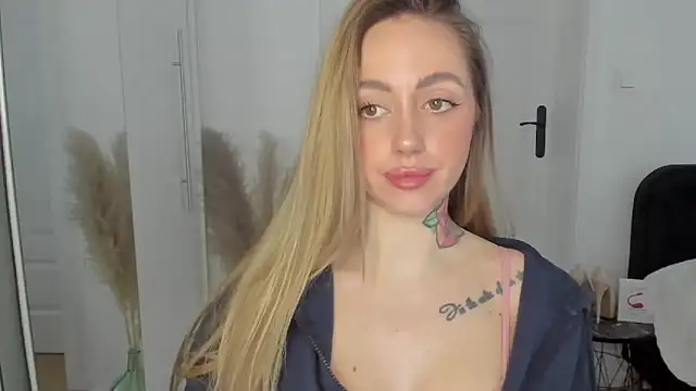 Snapshot of sexyCoralie chatting on 02.03.25 sexyCoralie online show from 02.03.25