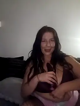 Snapshot of Leanne43 chatting on 12.13.25 Leanne43 online show from 12.13.25