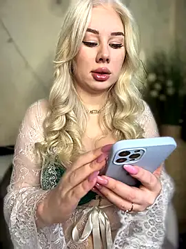 LaraHollywood online show from 10.14.25