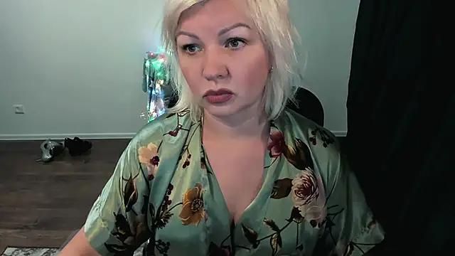 Snapshot of Angelaroberti3 chatting on 12.19.25 Angelaroberti3 online show from 12.19.25