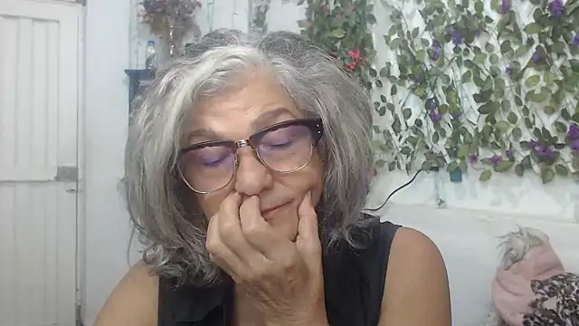 Snapshot of FunnyGrandma chatting on 12.08.24 FunnyGrandma online show from 12.08.24