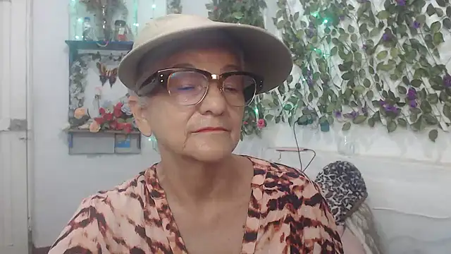Snapshot of FunnyGrandma chatting on 12.11.24 FunnyGrandma online show from 12.11.24