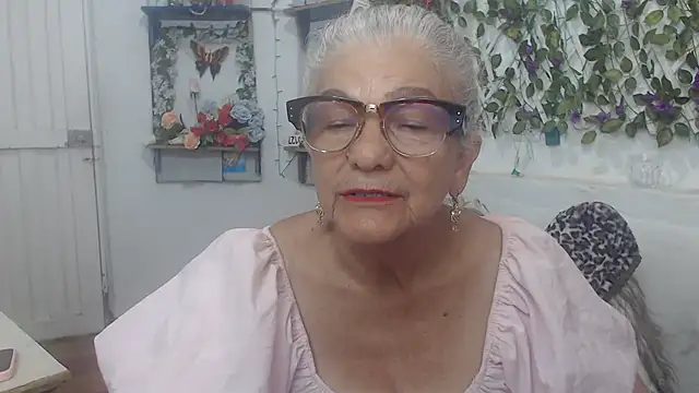 Snapshot of FunnyGrandma chatting on 12.12.24 FunnyGrandma online show from 12.12.24