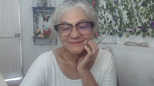 Snapshot of FunnyGrandma chatting on 12.19.24 FunnyGrandma online show from 12.19.24