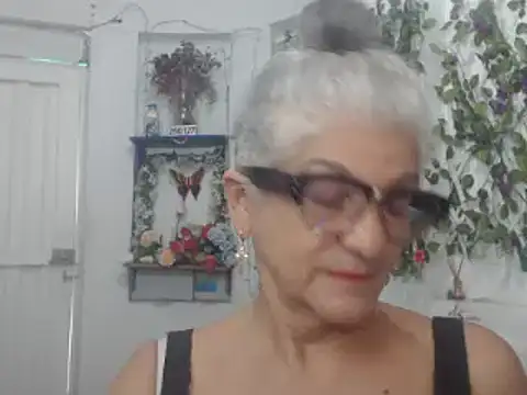Snapshot of FunnyGrandma chatting on 01.18.25 FunnyGrandma online show from 01.18.25