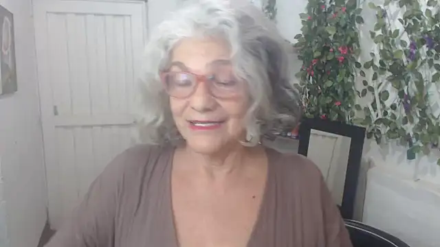 Snapshot of FunnyGrandma chatting on 03.13.25 FunnyGrandma online show from 03.13.25